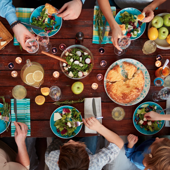 5 astuces pour gérer un dîner entre amis quand on suit un régime FODMAP