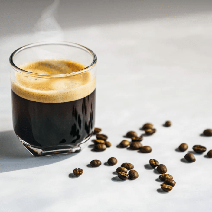 Café, thé et boissons chaudes : pourquoi ça peut te faire mal au ventre ?